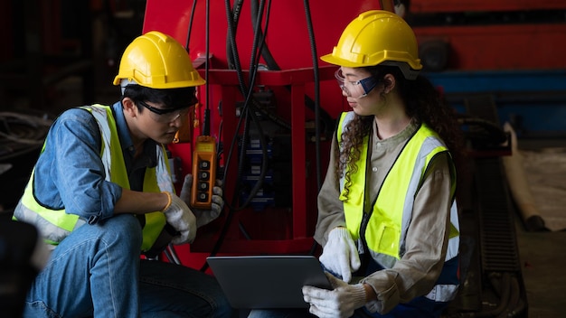 Controllo del caposquadra o del lavoratore Gru industriale Produttori Fornitore per il carico nella linea di produzione di fabbrica Formazione sulle abilità Caricamento dell'officina di lavoro con la gru