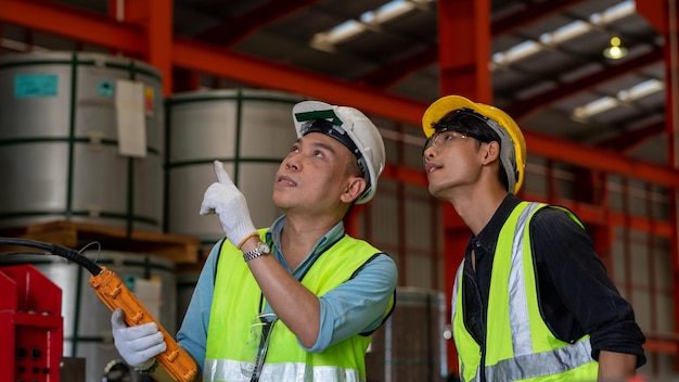 Controllo del caposquadra o del lavoratore Gru industriale Produttori Fornitore per il carico nella linea di produzione di fabbrica Formazione sulle abilità Caricamento dell'officina di lavoro con la gru