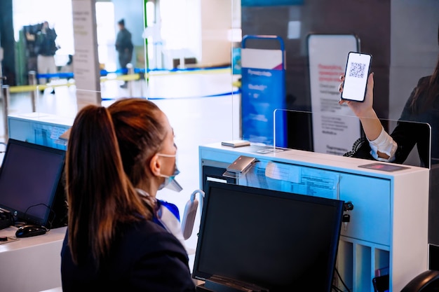 Controllo del passaporto del vaccino da parte del personale di terra al terminal dell'aeroporto