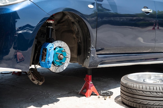 Controllo dell'impianto frenante dell'auto per la riparazione nel garage dell'auto