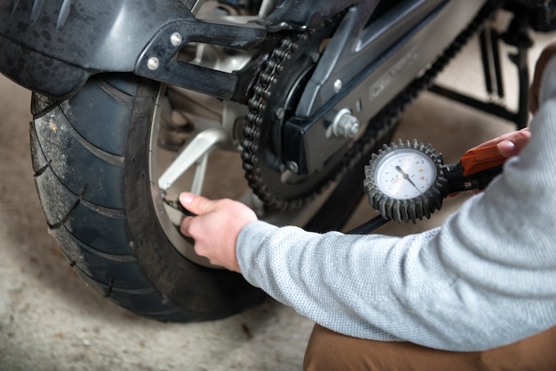 Controllo della pressione dei pneumatici della motocicletta