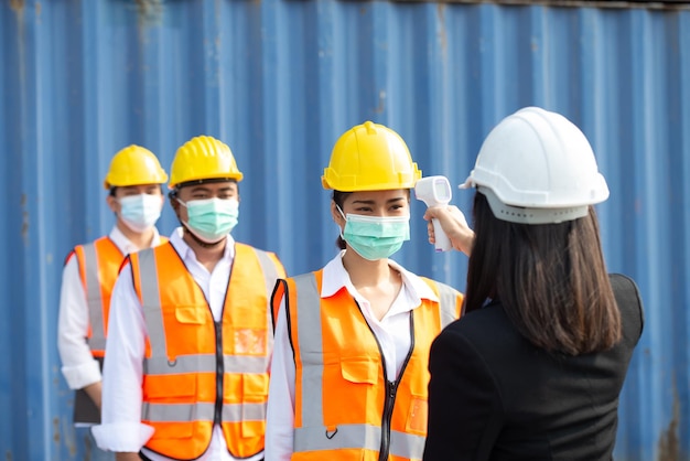 Controllo della temperatura corporea dei lavoratori tramite un termometro