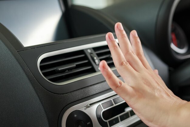 Controllo manuale del sistema del condizionatore d'aria all'interno dell'auto