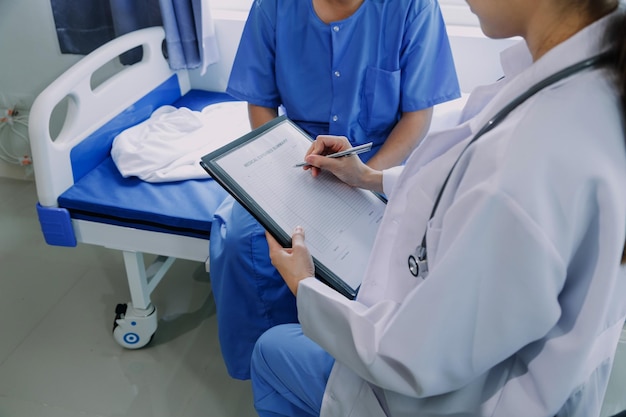 Controllo medico dopo l'intervento chirurgico medico che tocca la mano del paziente e consola