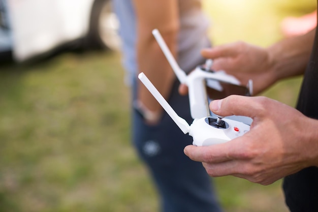 Controllo quadrocopter da un joystick con antenne esterne Ripresa video dall'alto in volo da tecnologia elicottero sullo schermo dello smartphone