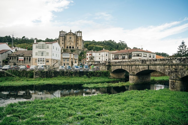 Convento di Carmens e ponte romano sul fiume Sar nella città di Padrón, Spagna, nov 2021