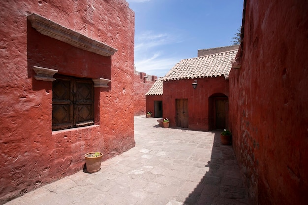 Convento di Santa Catalina, è un complesso turistico religioso situato nel centro di Arequipa, in Perù.