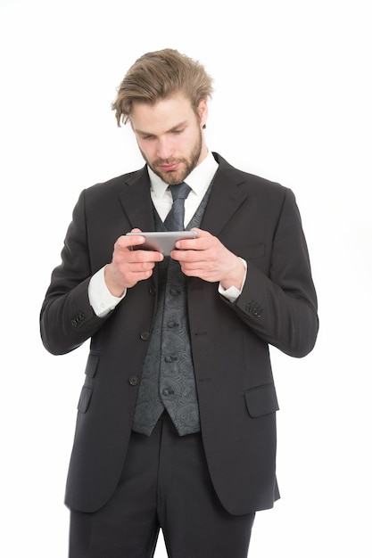 Conversazione e nuove tecnologie Manager con barba sul viso serio Uomo in abito formale con telefono cellulare Moda e successo aziendale Uomo d'affari o amministratore delegato in giacca nera