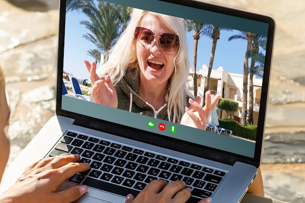 conversazione online su laptop e riunione in videoconferenza virtuale. lavoro online, videochiamata a causa del distanziamento sociale.
