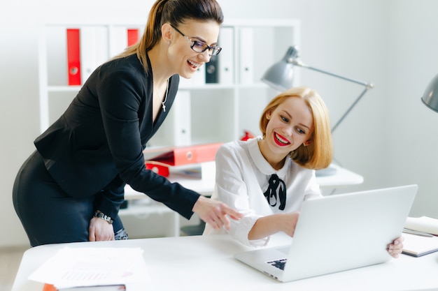 Conversazione sorridente della donna di affari del bello brunette