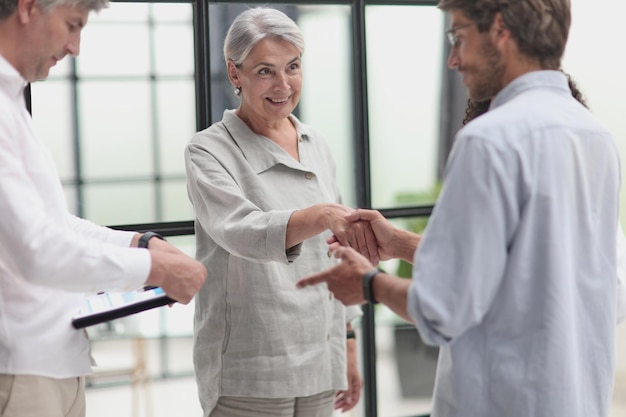 Conversazione tra dirigenti e dipendenti in ufficio