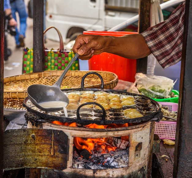 Cook prepara cibo da strada in Myanmar