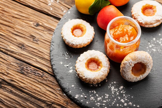 Cookeis fatti in casa con marmellata di albicocche