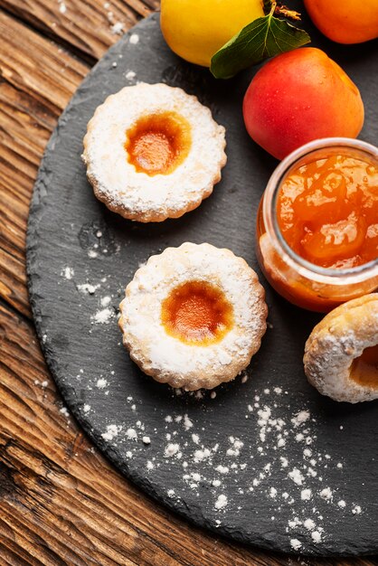 Cookeis fatti in casa con marmellata di albicocche