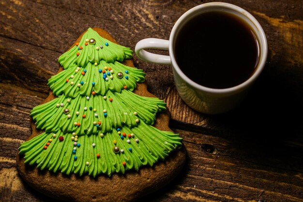 Cookie ad alto angolo di vista e tè nero su tavolo di legno