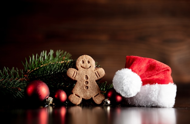 Cookie di cappello di Babbo Natale e omino di marzapane