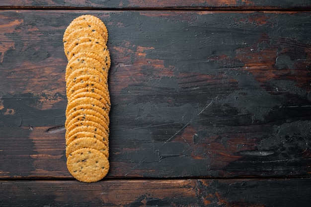 Cookie fitness dolce e set di sesamo, sul vecchio tavolo in legno, piatto laici con copia spazio per il testo