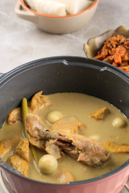 Cooking Opor Ayam (Pollo al Curry Indonesiano) con Tofu e Uovo di Quaglia, Processo di Cottura in Cucina. Bollito Cotto