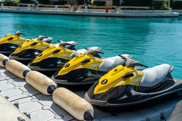 Cool jet ski sono parcheggiate nel porto