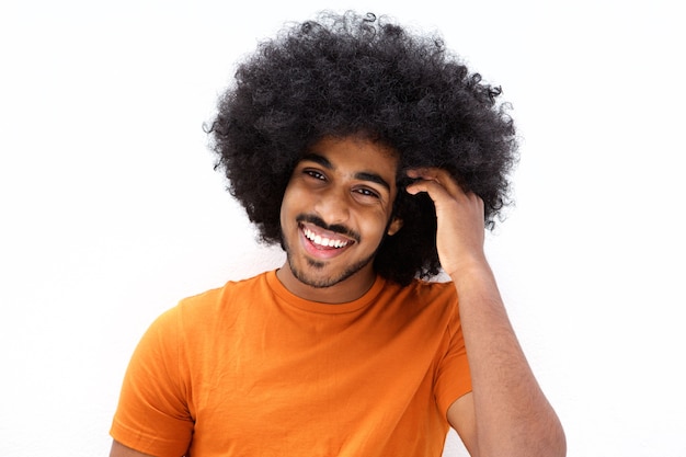 Cool ragazzo nero con la mano in capelli afro