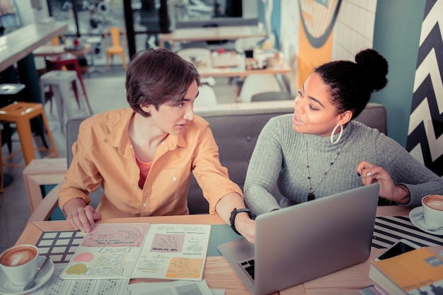 Cooperazione. La coppia di studenti che realizza un progetto educativo comune