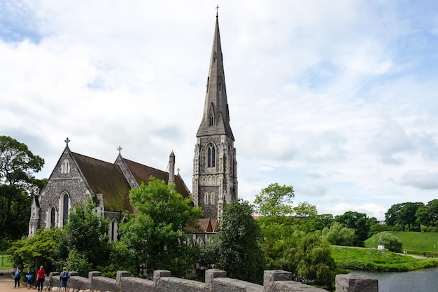 Copenaghen Danimarca 24 luglio 2017 turisti che visitano la famosa chiesa anglicana di St Albans a Copenaghen Chiesa progettata da Arthur Blomfield in stile neogotico e costruita nel 1887