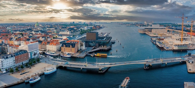 Copenhagen, Danimarca. 10 agosto 2021. Bellissimi canali di Copenaghen, capitale della Danimarca. Magica vista estiva delle strade strette della città di Copenaghen, edifici, ponti pedonali.