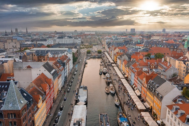 Copenhagen, Danimarca. 10 agosto 2021. Vista aerea del famoso molo di Nyhavn con edifici colorati e barche a Copenhagen, Danimarca. Il posto più popolare di Copenaghen.