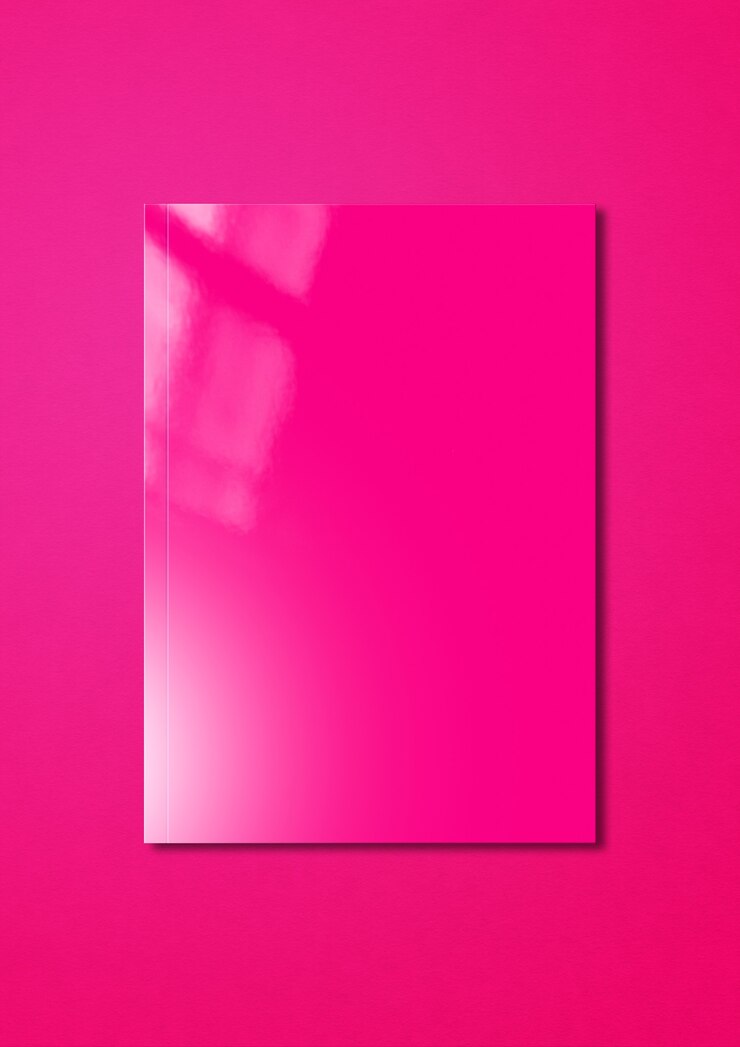 Coperchio del libretto rosa isolato su sfondo magenta, modello di mockup