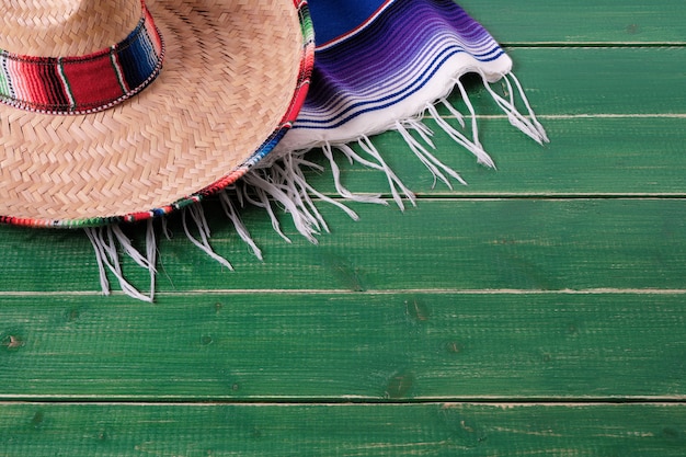 Coperta del serape del sombrero del fondo di legno di cinco de mayo del Messico