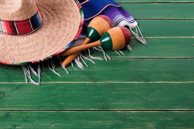 Coperta del serape del sombrero del fondo di legno di cinco de mayo del Messico