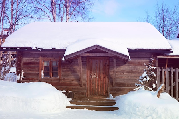 Coperta di neve vecchia casa tipica in inverno Rovaniemi, Lapponia, Finlandia.