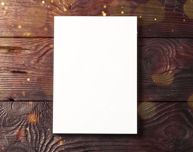 Copertina di libro in bianco su fondo di legno nero