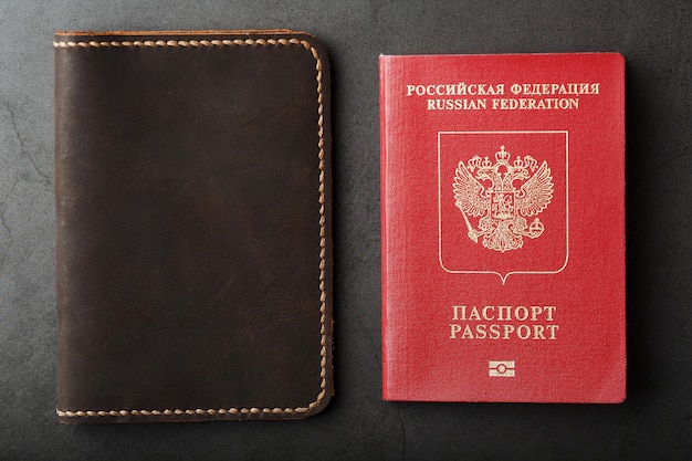 Copertina in pelle marrone con passaporto rosso