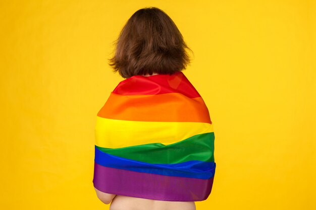 Copertura della giovane donna con la bandiera di orgoglio di lgbt