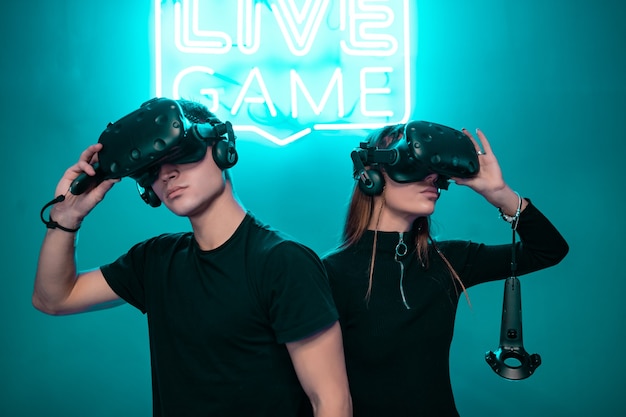 Copertura per giochi VR. Realtà aumentata. I giocatori sono pronti.