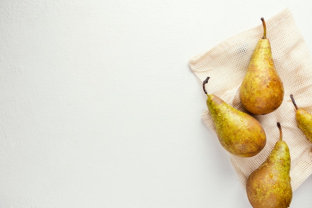 Copi le pere dello spazio sul tavolo