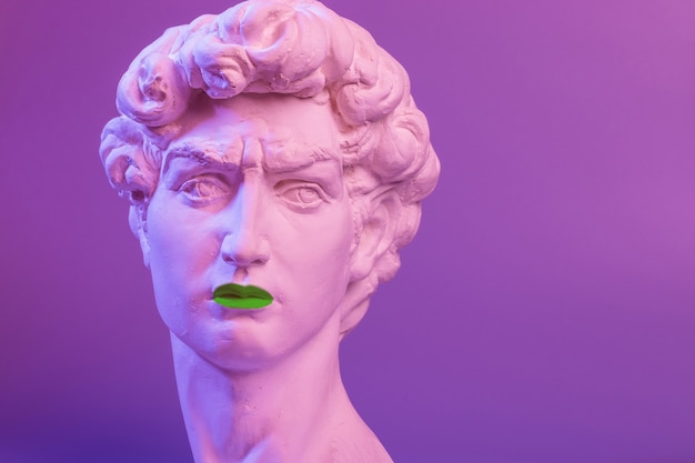 Copia in gesso della scultura David Michelangelo con labbra verdi su sfondo viola