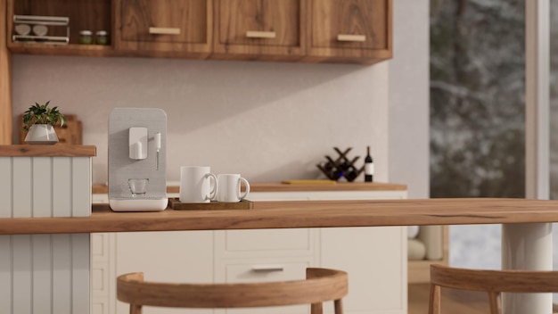 Copia lo spazio su un tavolo da cucina in legno con una caffettiera in una cucina scandinava minima