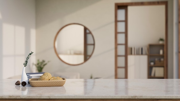 Copia lo spazio sul ripiano del tavolo bianco con decorazioni su un confortevole soggiorno minimalista sfocato