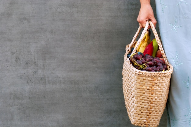 copia spazio con un sacchetto di paglia pieno di frutta senza plastica