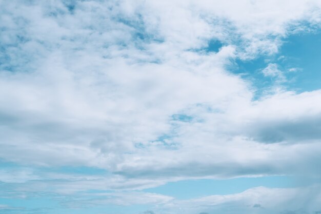 Copia spazio concetto minimo di cielo blu estivo e nuvola bianca astratta sfondo vuoto.