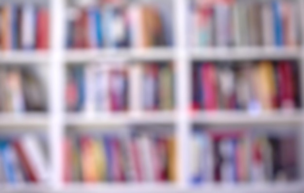 Copia spazio sfocato vista sfocata di libri della biblioteca o materiale di lettura educativo sugli scaffali di stoccaggio in casa o in un centro di apprendimento Enciclopedie di conoscenza della letteratura a scuola o in libreria