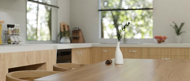 Copiare lo spazio sul piano del tavolo da pranzo in legno in legno scandinavo e interni in stile cucina bianca