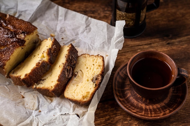 Coppa a fette di pane alla banana con tisana Fondo in legno scuro