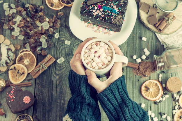 Coppa con cioccolata calda in mani femminili