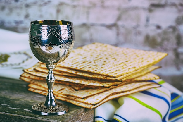 Coppa d&#39;argento con matzah, simboli ebraici per la festa di Pesach pasquale. Concetto di Pasqua.