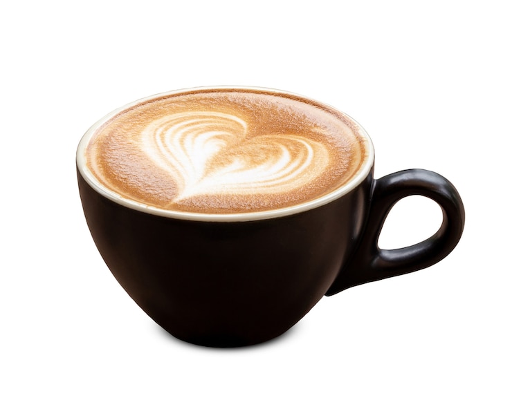 Foto coppa di caffè nera di latte d'arte con schiuma a forma di cuore isolata su sfondo bianco