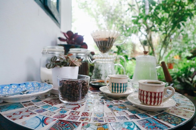 Coppa di caffè sul tavolo per il caffè a goccia