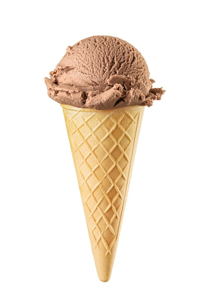 Coppa di gelato al cioccolato marrone servita su un cono di waffle croccante isolato su uno sfondo bianco